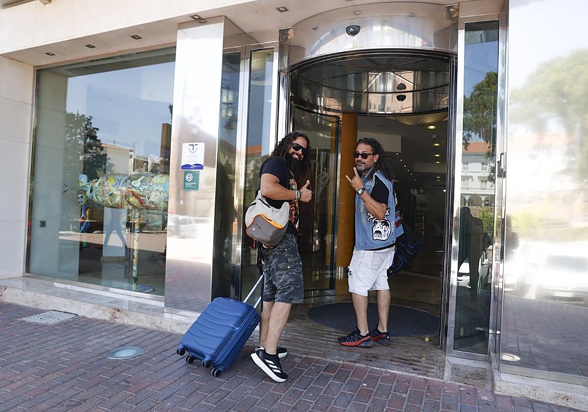 Dos rockeros entran al hotel Los Habaneros.