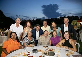 El gerente de Golf Altorreral, Joaquín Medina (primera fila y con americana), junto a algunos de los muchos asistentes a la velada nocturna del aniversario del recorrrido molinense.