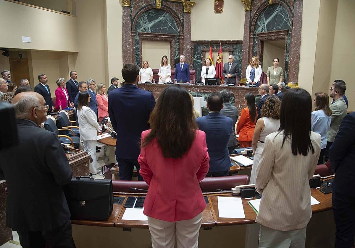 El debate comenzó ayer con un minuto de silencio por las seis mujeres asesinadas, además de un niño, en lo que va de junio.