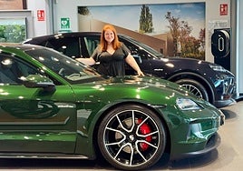 Conchi Berbel, con los modelos Porsche Taycan y Porsche Macan.