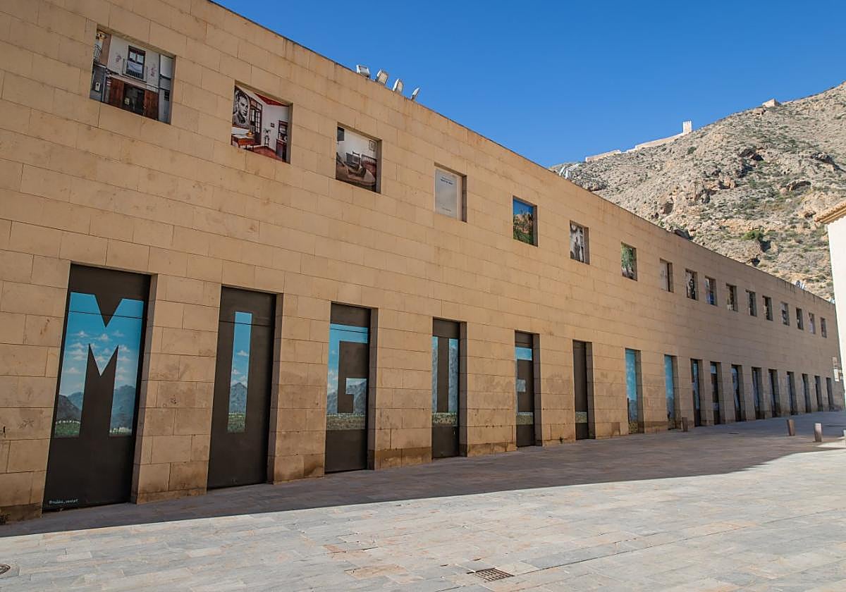 Los vinilos de la parte superior, en el Rincón Hernandiano, que sustituyeron sin referencia republicana.