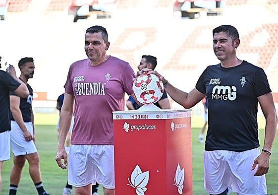 Dos representantes de empresas patrocinadoras, antes del partido.