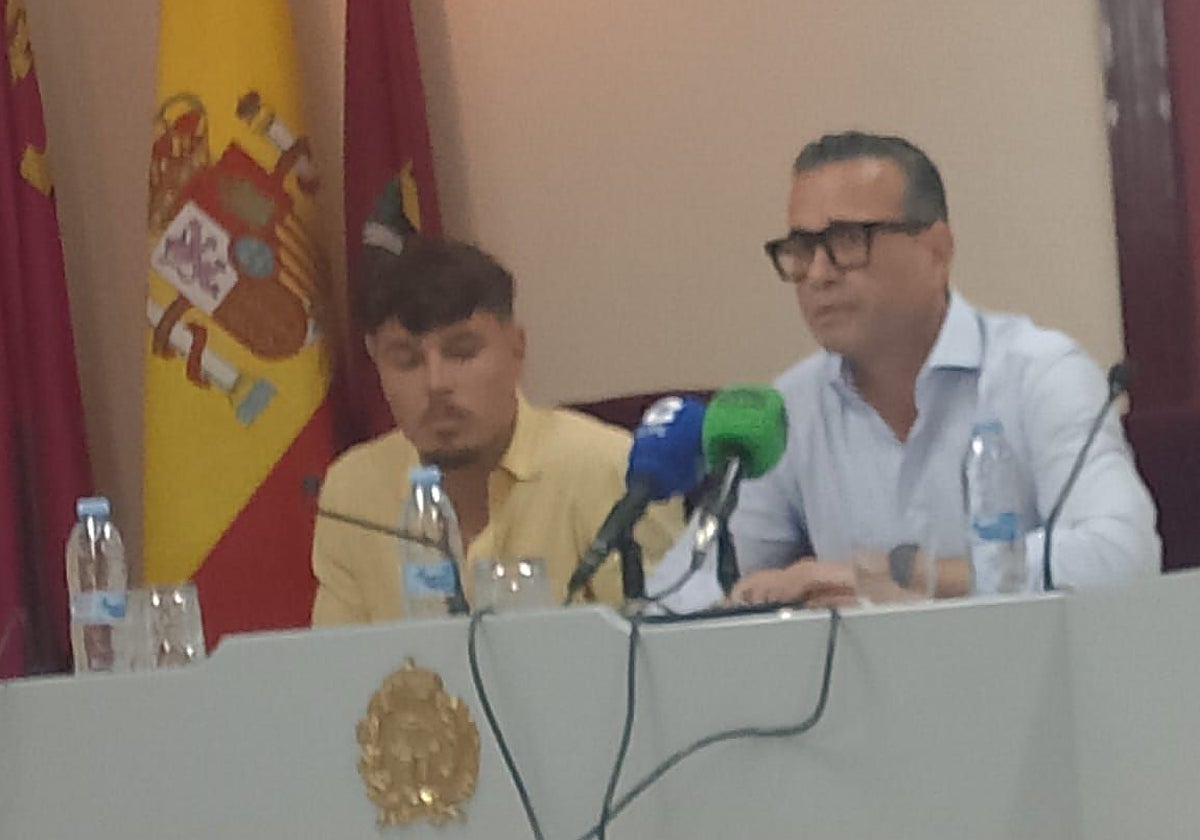 José Anastasio Fernández junto a su abogado defensor, Javier Meseguer, en una comparecencia celebrada este viernes en el Colegio de Abogados de Cartagena.