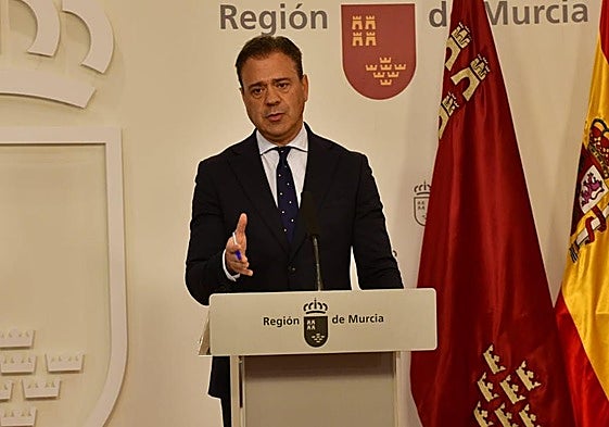 El portavoz del Gobierno regional, Marcos Ortuño, en rueda de prensa.