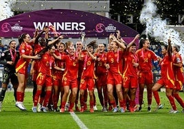 Daniela Arques, a la derecha número 14, celebra el título en el Europeo sub-19 con sus compañeras, este viernes en Rezeszów (Polonia).