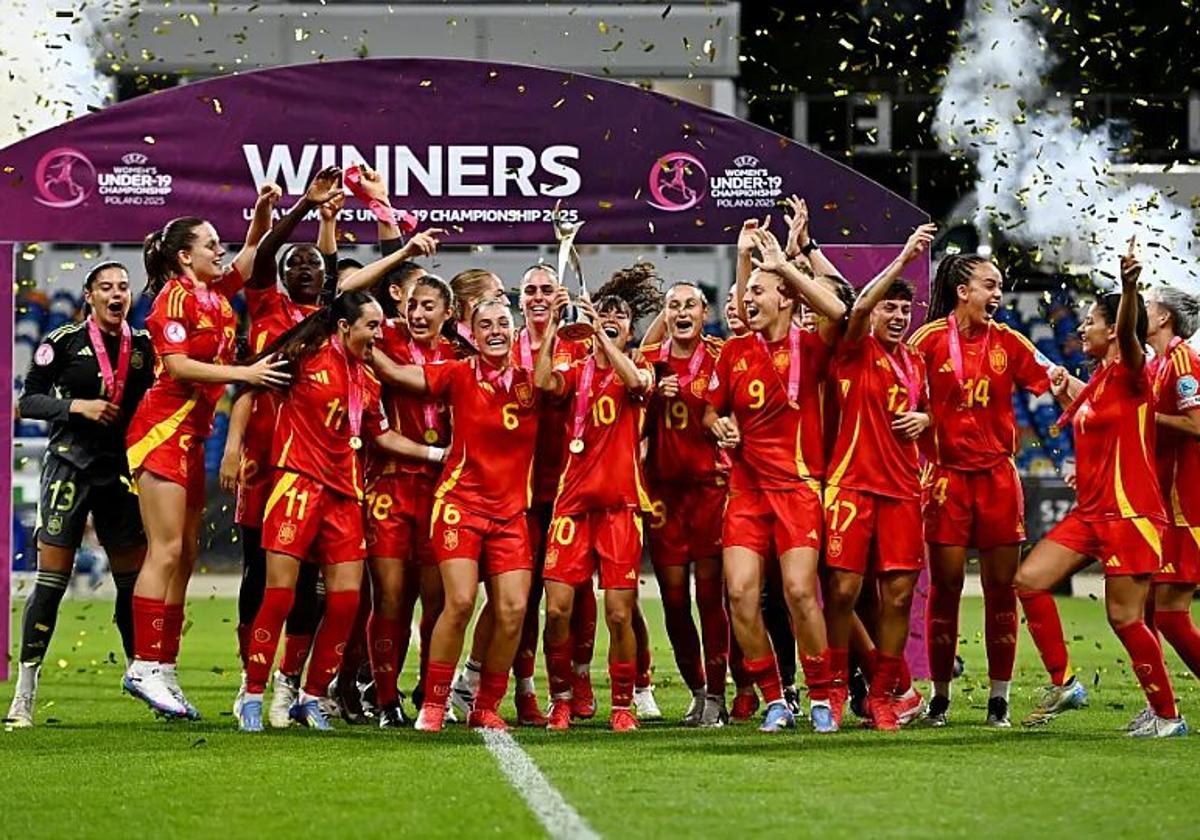 Daniela Arques, a la derecha número 14, celebra el título en el Europeo sub-19 con sus compañeras, este viernes en Rezeszów (Polonia).