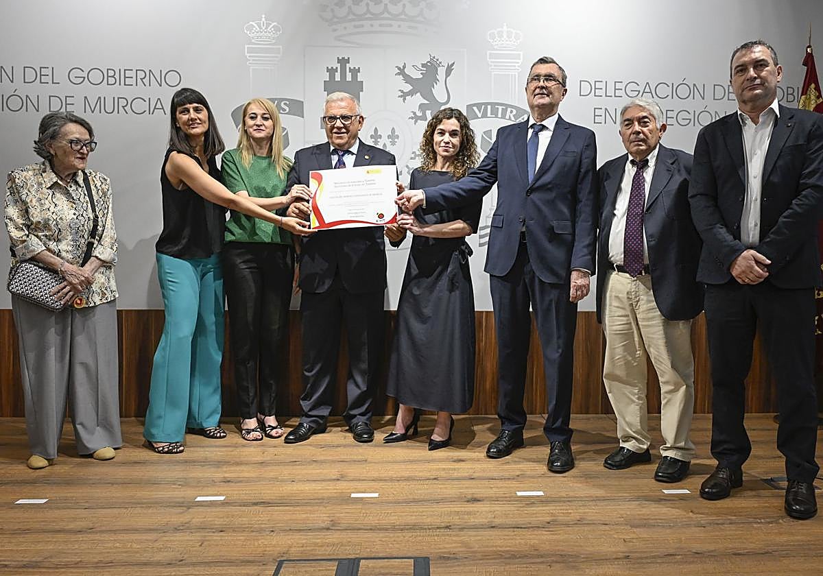 El acto de entrega del diploma acreditativo.