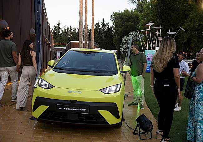 Cantar por un premio. ByD Marcos Automoción permitió participar en un sorteo a quienes se atrevieran a cantar en un karaoke a bordo del Dolphin Surf.