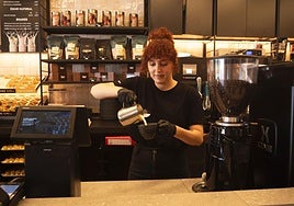 Una trabajadora de hostelería en una cafetería del centro de Murcia.