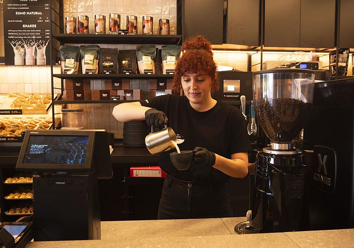 Una trabajadora de hostelería en una cafetería del centro de Murcia.