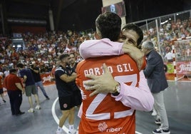 Duda abraza a Darío Gil tras la victoria.