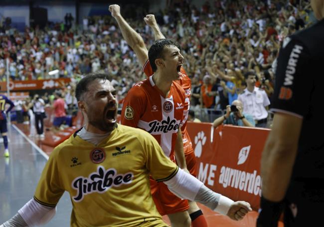 Chemi y Gon Castejón celebran el triunfo, ayer, ante el Barcelona.