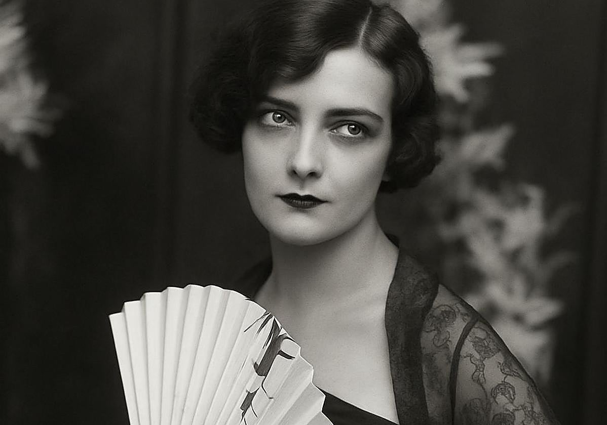 La cartagenera Magdalena Marsal Martínez, alias Magda de Bries, con un abanico.