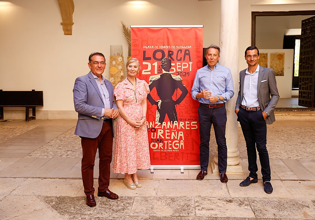 Los concejales Santiago Parra y Carmen Menduiña, el alcalde y el diestro Paco Ureña en la presentación del cartel taurino.