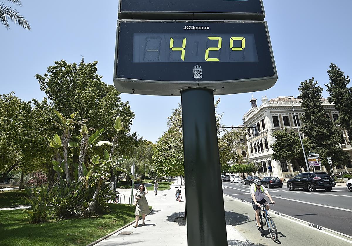 Un termómetro marca 42 grados en Murcia, en una imagen de archivo.
