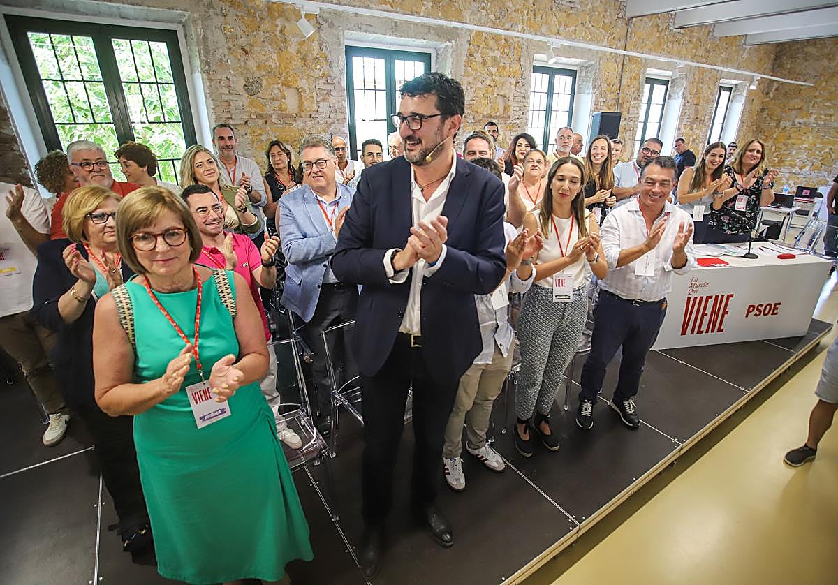 Ginés Ruiz, este sábado, con la nueva ejecutiva del PSOE en Murcia.