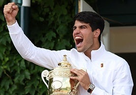 Carlos Alcaraz, en 2024, celebrando su triunfo en Wimbledon.