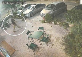 Una cámara de seguridad graba cómo el acusado abandona el bar segundos después de apuñalar a la víctima.