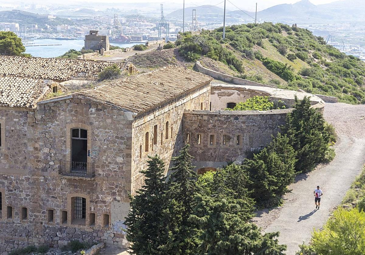 Un corredor aficionado camina por el sendero que pasa junto al antiguo cuartel militar de Fajardo, en una imagen de archivo.