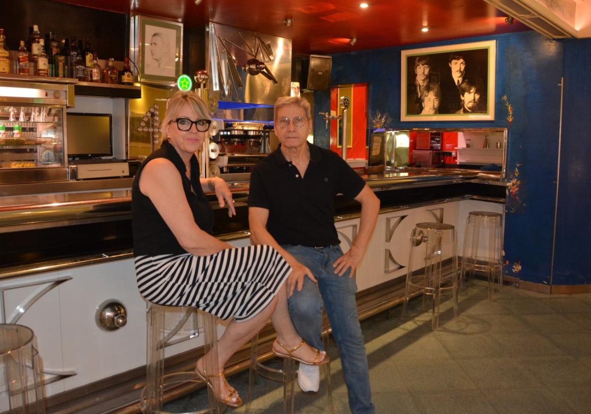Pascuala Buitrago y Francisco Ortega, ayer, en el interior del bar.