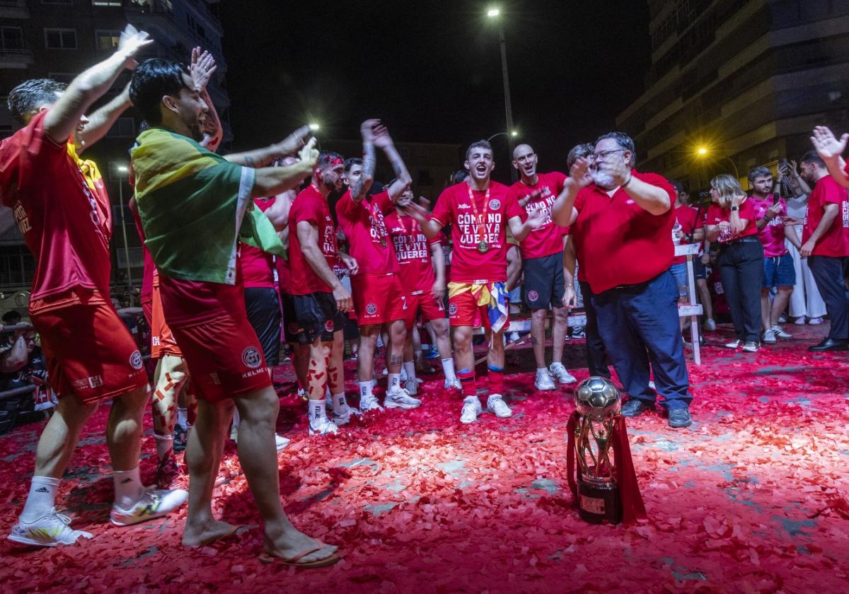 Miguel Ángel Jiménez Bosque, en la madrugada del jueves, celebrando el título de Liga junto a jugadores y aficionados del Jimbee, en la plaza de España de Cartagena.