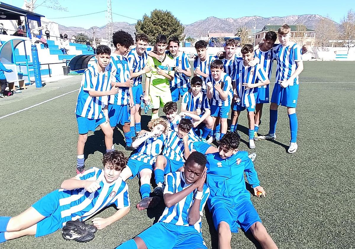 Los infantiles del Lorca Deportiva celebrando una victoria, el pasado mes de abril.