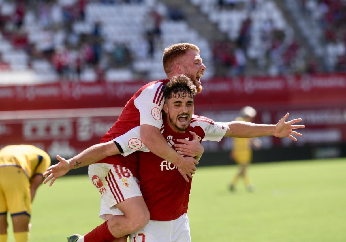 Jorge Mier es abrazado por David Vicente después de meter un gol con el Real Murcia contra el Alcorcón la pasada temporada.