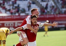 Jorge Mier es abrazado por David Vicente después de meter un gol con el Real Murcia contra el Alcorcón la pasada temporada.