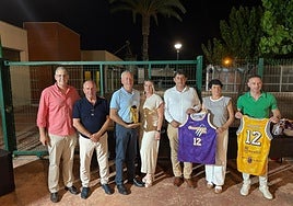 Representación institucional del club y las pedanías y el concejal de Deportes de Murcia, Miguel Ángel Noguera, con las nuevas equipaciones.