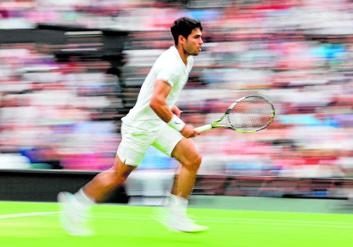 Carlos Alcaraz durante la final del año pasado, en la que levantó su segundo título de Wimbledon.