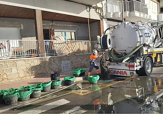 Desatranque de alcantarillado en Torrevieja en una imagen de archivo.