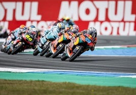 Carpe, detrás de Rueda, este domingo en la carrera de Moto3 de Assen.