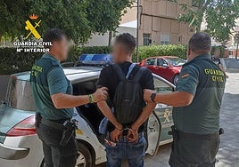 Dos guardias civiles, junto al detenido.