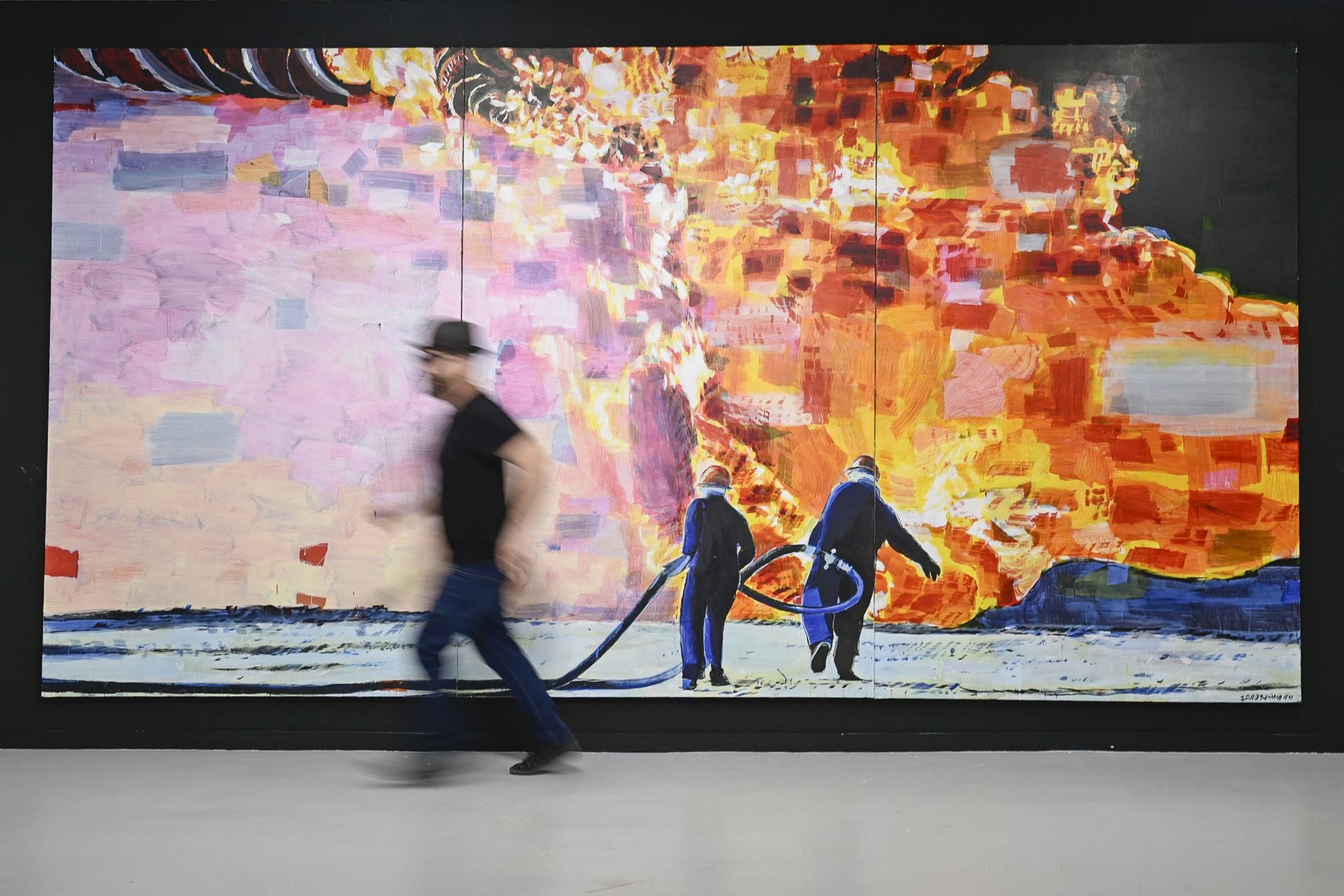 En imágenes, Manuel Pérez expone &#039;Llueve fuego&#039; en el Centro Párraga