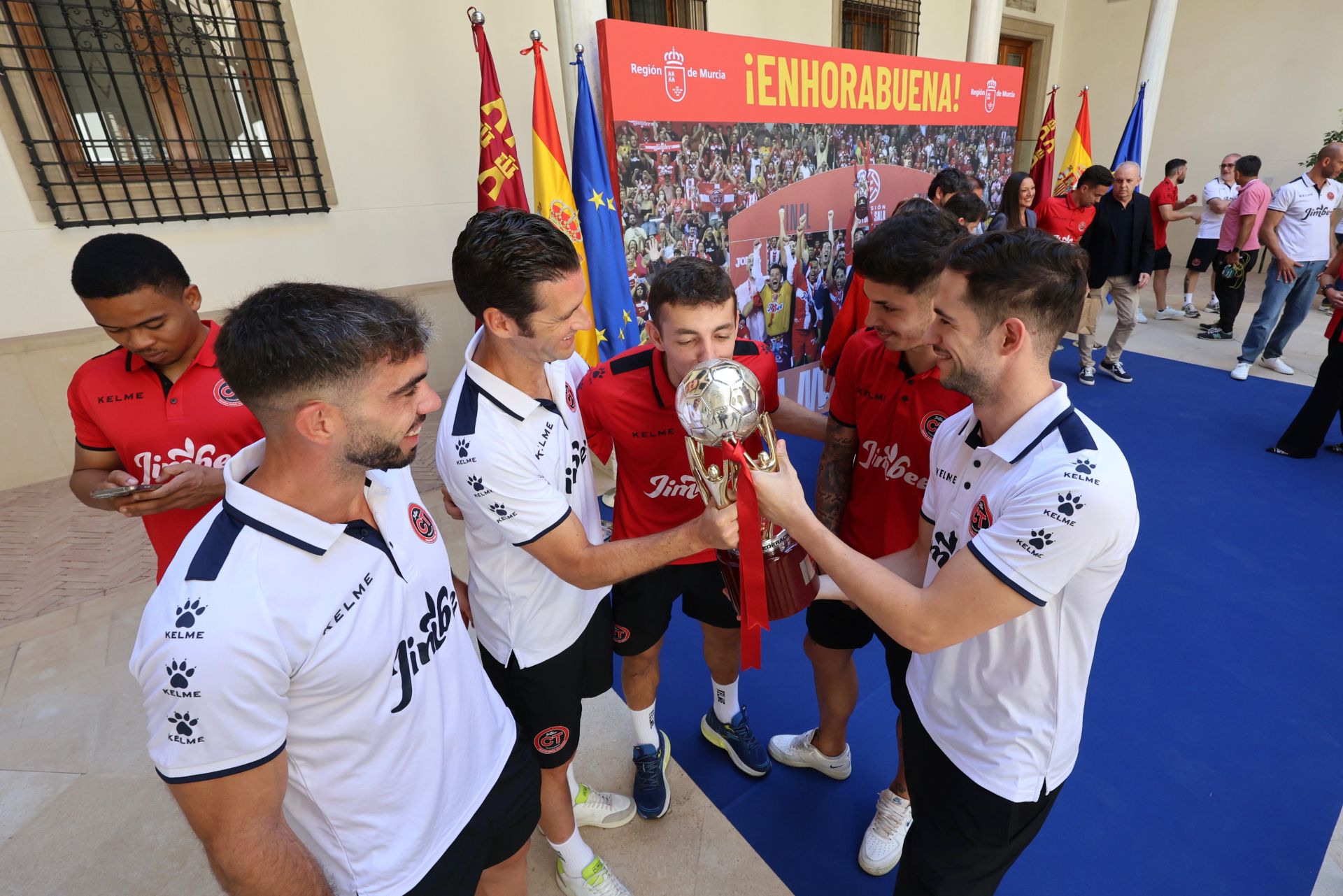 López Miras recibe al Jimbee por su título de liga