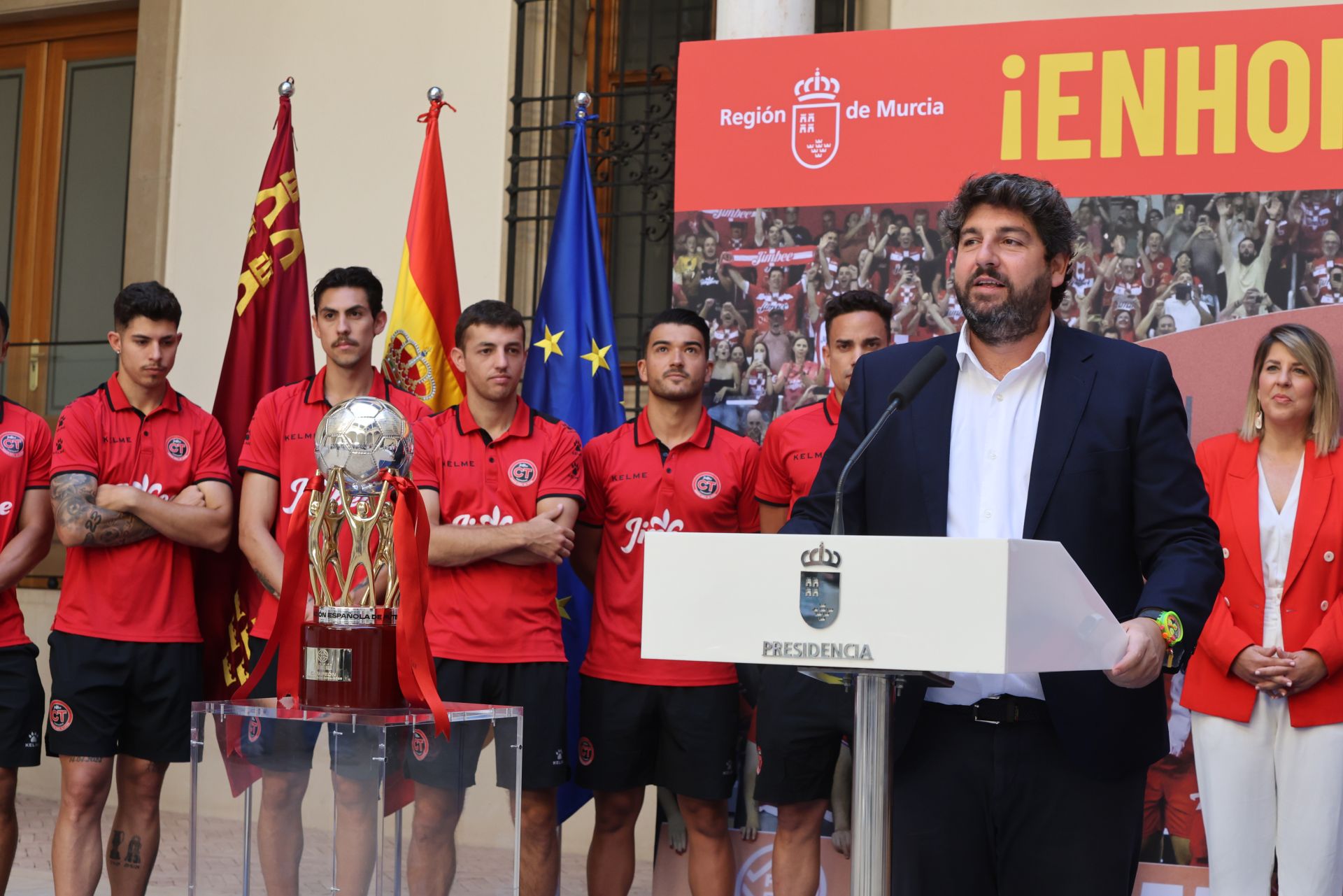 López Miras recibe al Jimbee por su título de liga