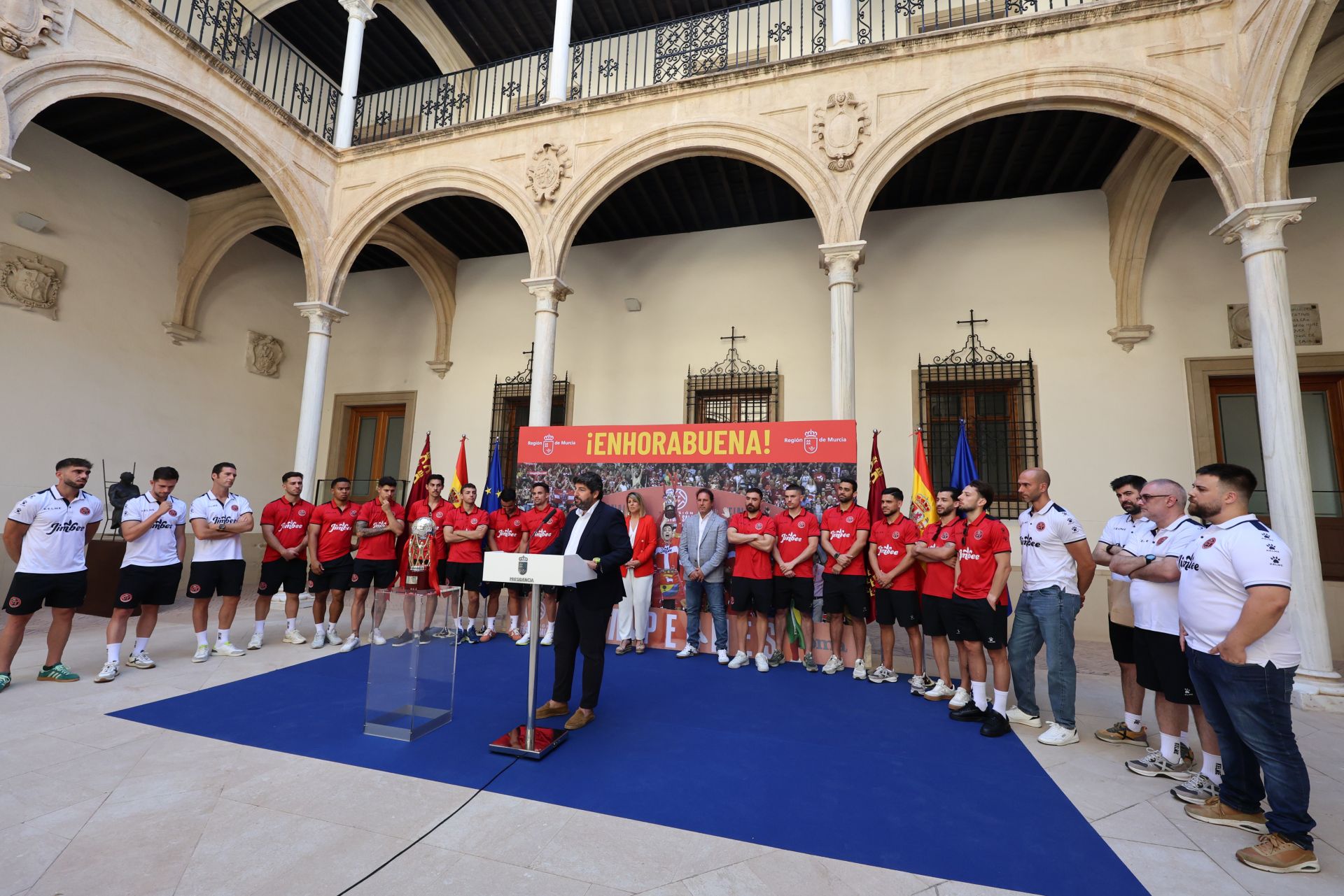 López Miras recibe al Jimbee por su título de liga