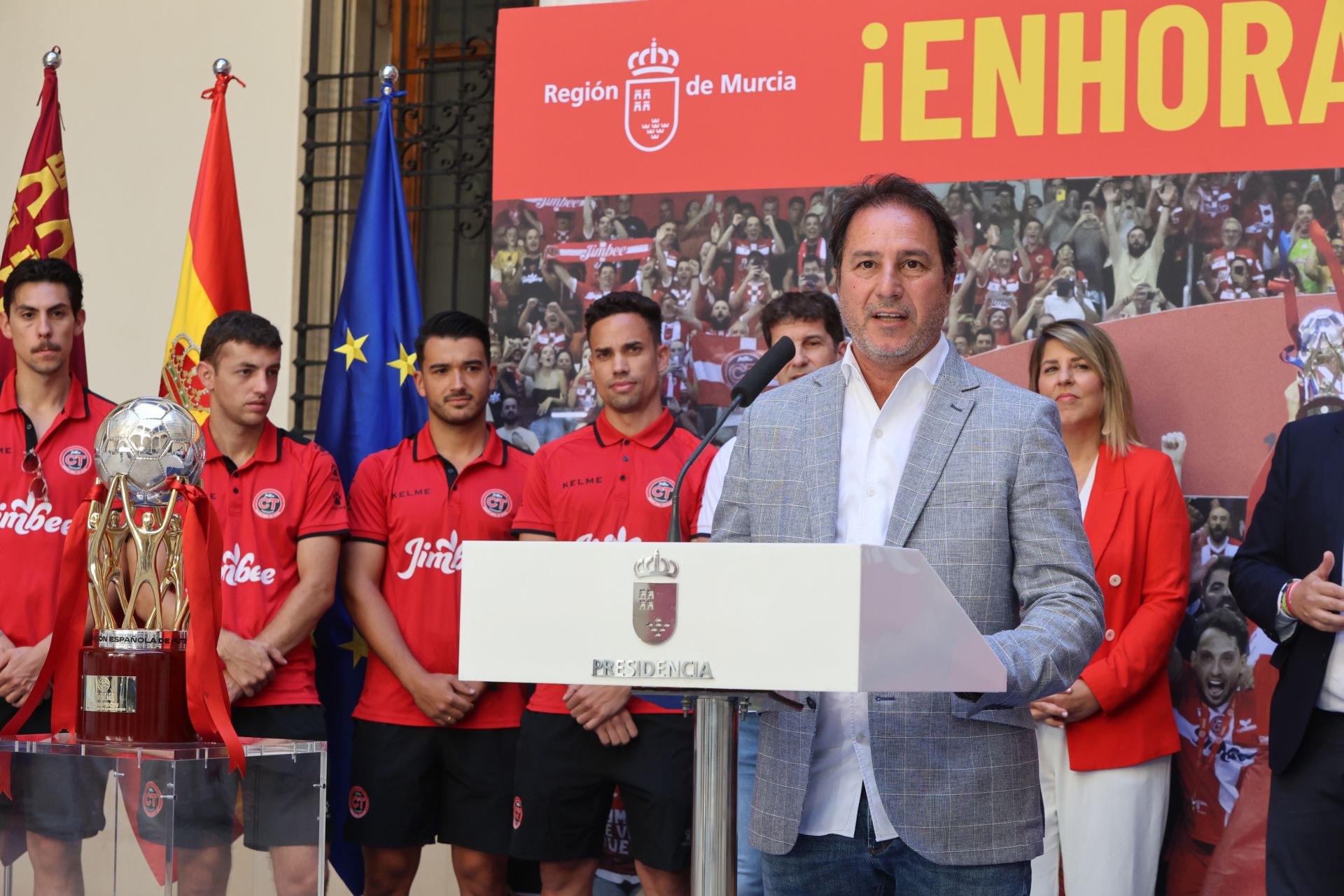 López Miras recibe al Jimbee por su título de liga