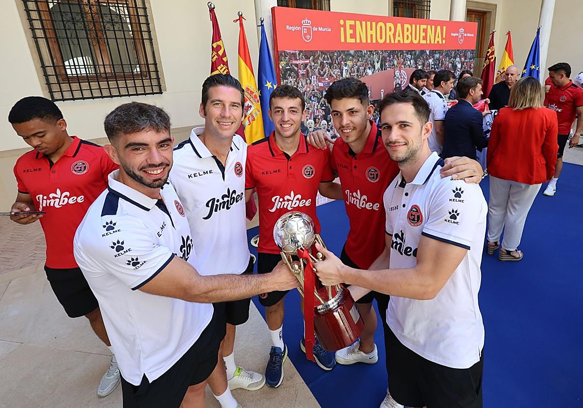 Jugadores del Jimbee ayer durante la recepción oficial en el Palacio Consistorial.