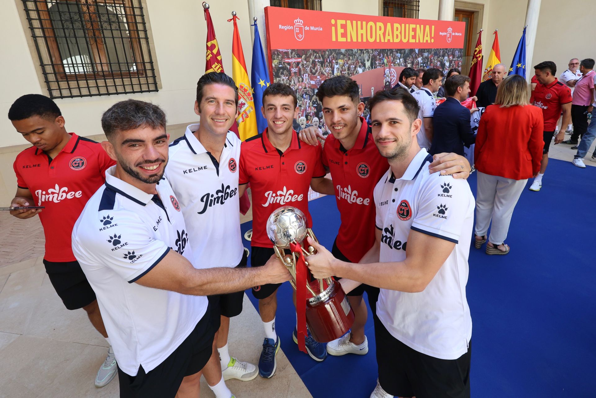 López Miras recibe al Jimbee por su título de liga