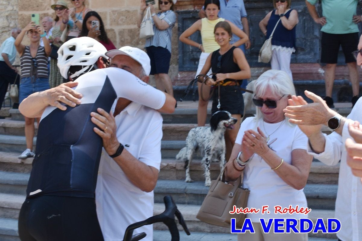 Imágenes de la llegada de José María López a Caravaca para culminar su reto a beneficio de la FELL