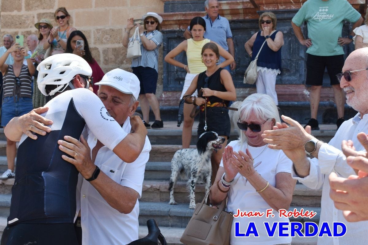 Imágenes de la llegada de José María López a Caravaca para culminar su reto a beneficio de la FELL