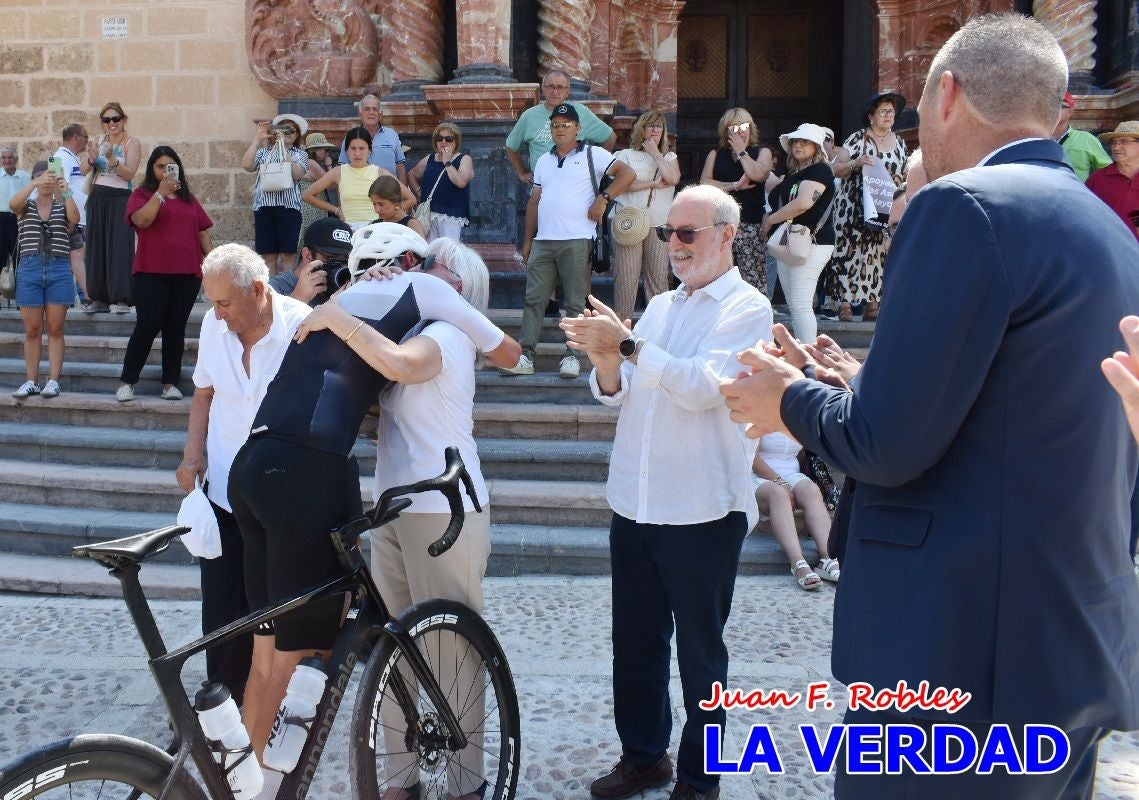 Imágenes de la llegada de José María López a Caravaca para culminar su reto a beneficio de la FELL