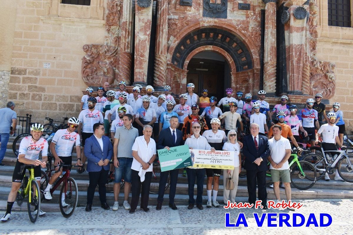 Imágenes de la llegada de José María López a Caravaca para culminar su reto a beneficio de la FELL