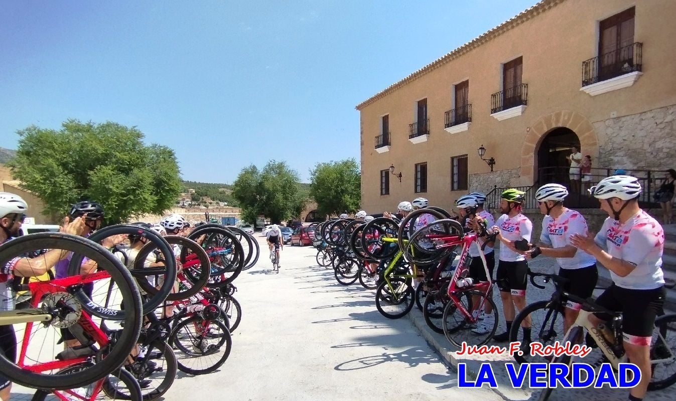 Imágenes de la llegada de José María López a Caravaca para culminar su reto a beneficio de la FELL