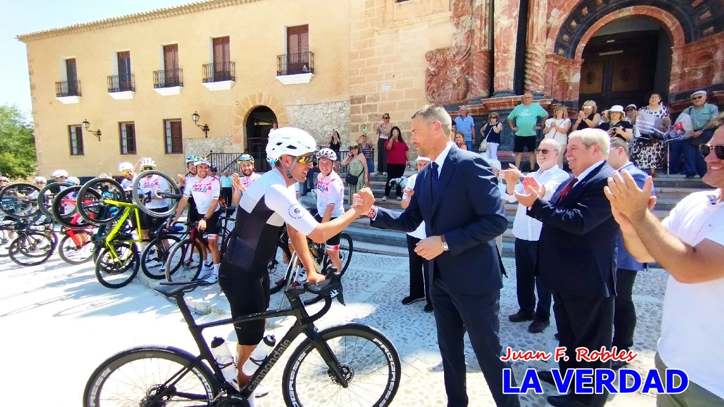 Imágenes de la llegada de José María López a Caravaca para culminar su reto a beneficio de la FELL