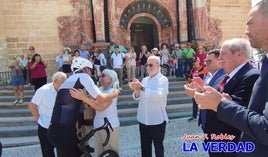 José María López se funde en un abrazo con su madre junto a la escalinata de la basílica de la Vera Cruz