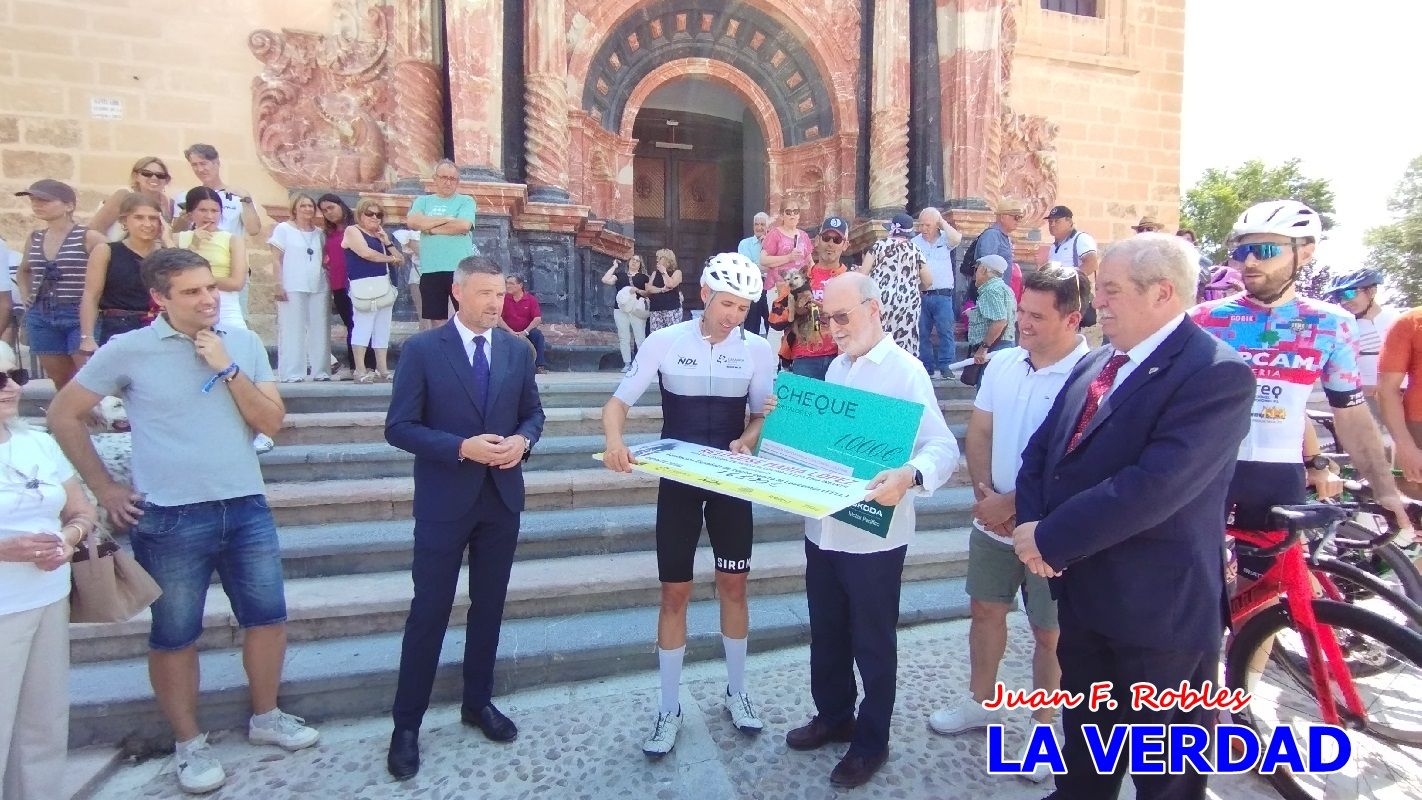 Imágenes de la llegada de José María López a Caravaca para culminar su reto a beneficio de la FELL