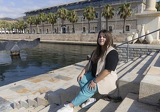 Zaira Ojeda, frente a la facultad de Ciencias de la Empresa de la Universidad Politécnica.