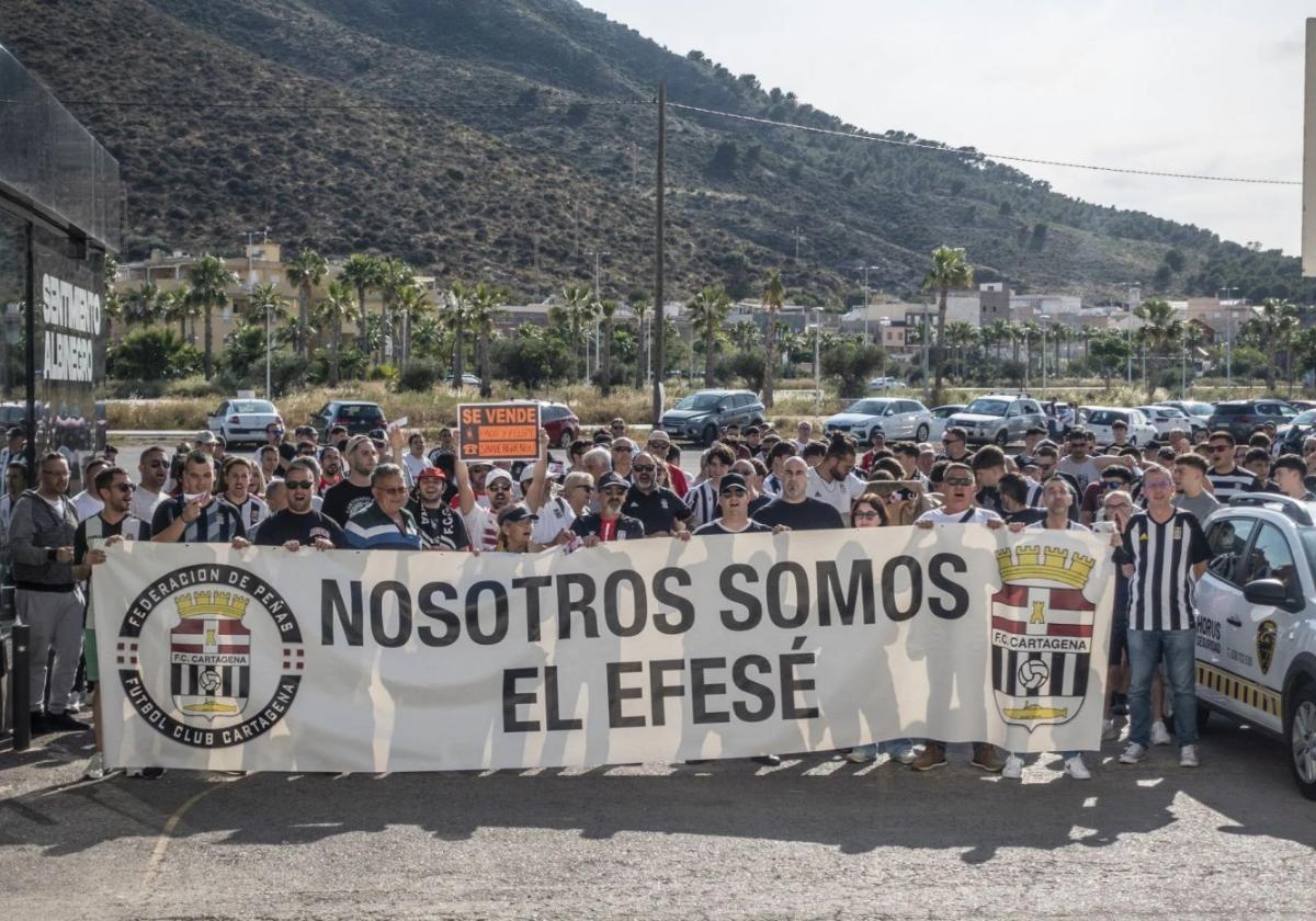 Protesta de aficionados, peñistas y abonados del Efesé el 17 de mayo, antes del penúltimo partido en casa contra el Tenerife.